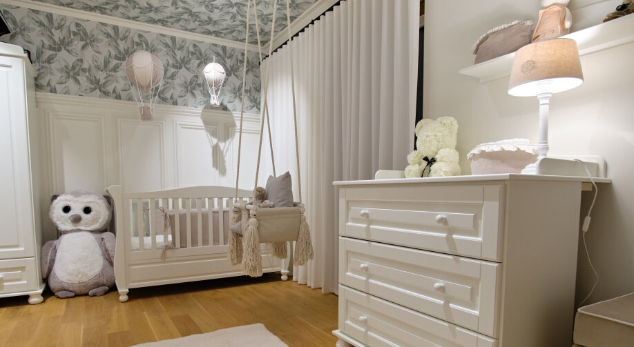 Inspiracje ze "Zgłoś remont": przytulny pokój niemowlęcia jak eleganckie pudełko